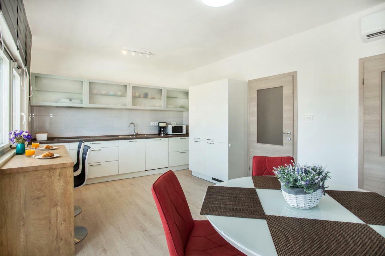 Ac Apartment With 2 Bedrooms And 2 Bathrooms-Free Private Parking Spalato Esterno foto